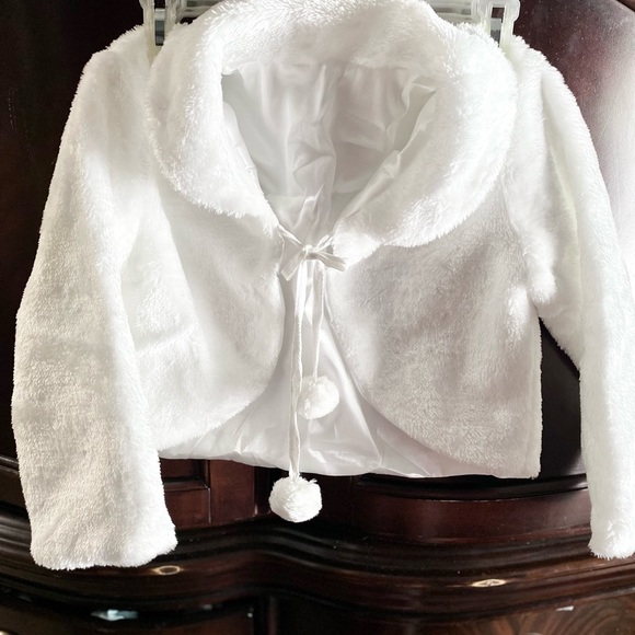 Other - NWOT Girls 4T-6T? /White Long Sleeve Faux Fur Wedding Party Princess Cape Jacket